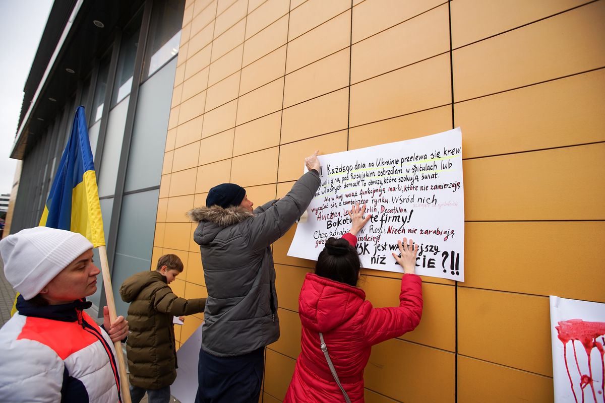 Dozen people gathered outside the French Leroy Merlin store in Gdansk, Poland on 19 March 2022  to protest against the company still operating in Russia after the Russian invasion of Ukraine.  (Photo by Michal Fludra/NurPhoto via Getty Images)