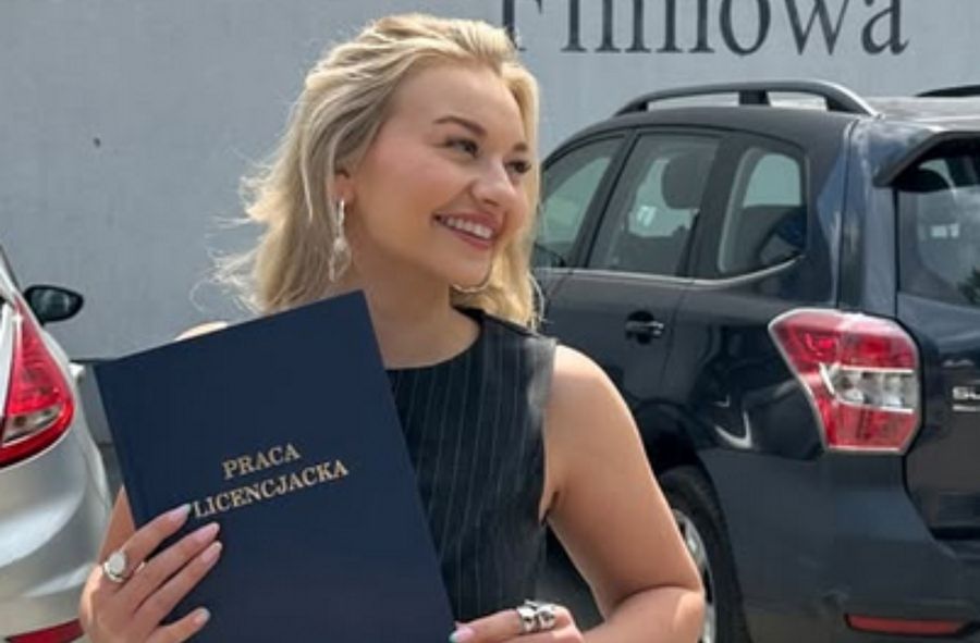 Fausti oficjalnie skończyła studia. Pochwaliła się obronioną pra