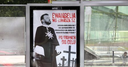 Sprawa plakatów Łukasza Szumowskiego. Stołeczna policja zatrzymała kobietę