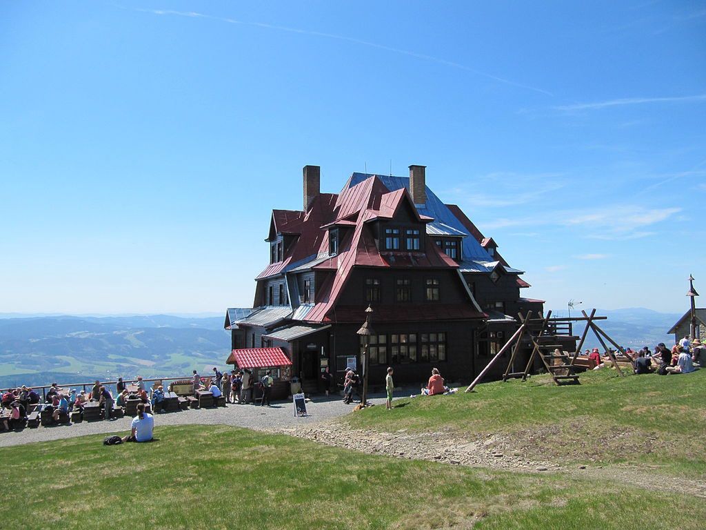 Ok. 300 m od szczytu Radhošť znajduje się hotel Radegast. CC BY-SA 3.0 by Palickap