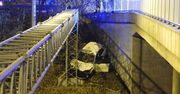 Warszawa: Kierująca Audi spadła z wiaduktu prawie na trasę S8. Porzuciła pojazd i uciekła pieszo