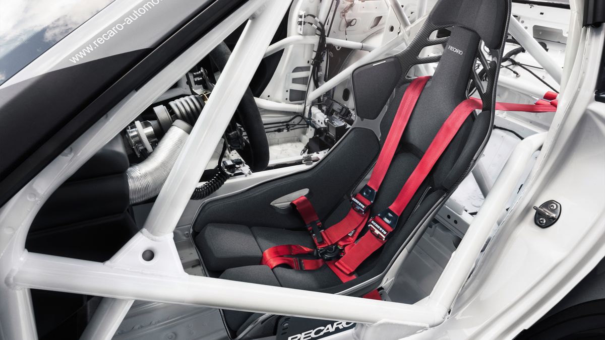 Fotel kubełkowy zapewnia odpowiednie trzymanie boczne podczas sportowej jazdy