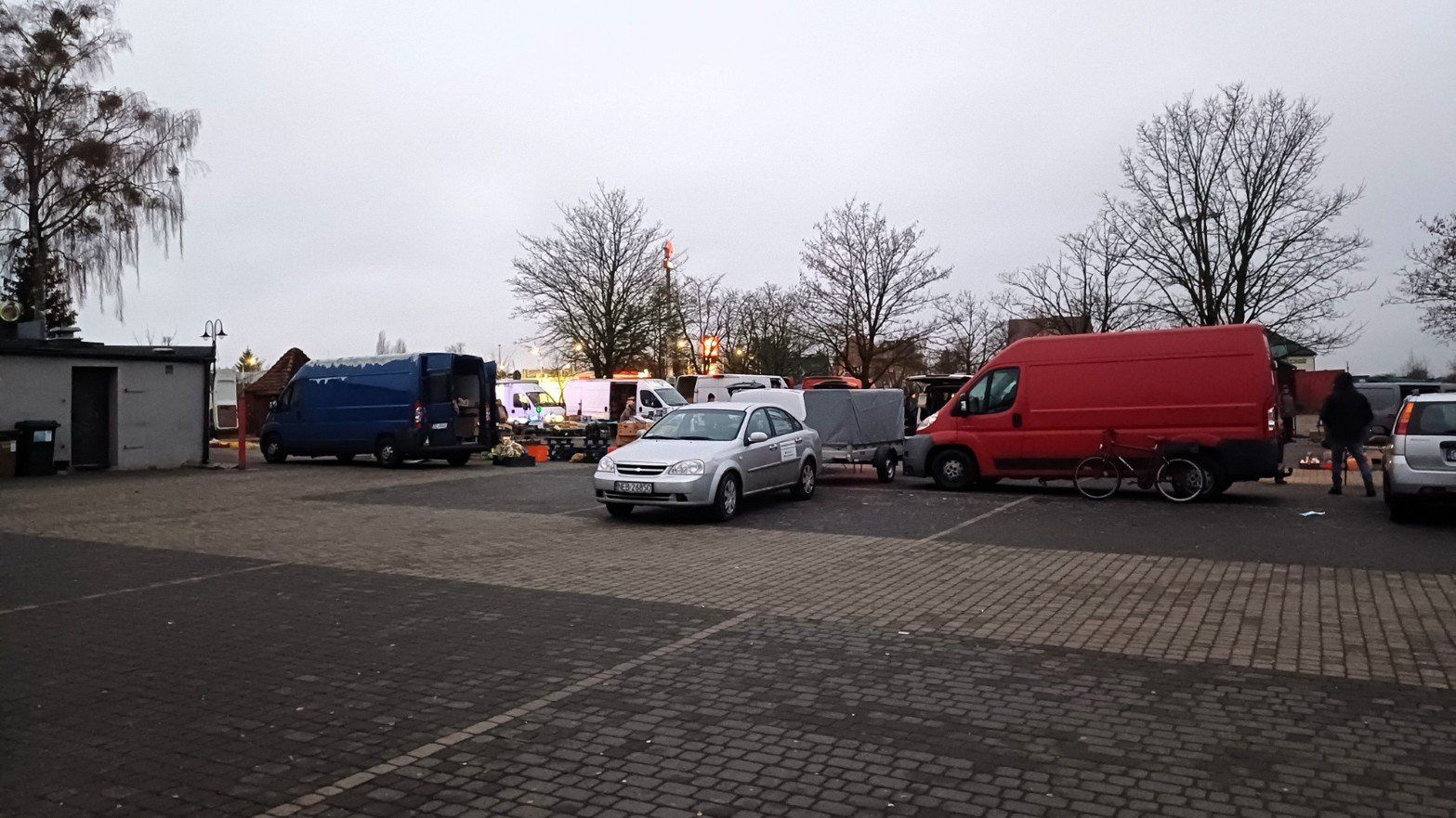 Targowisko rolnicze w Sławnie z wieloma lokalnymi produktami od rolników