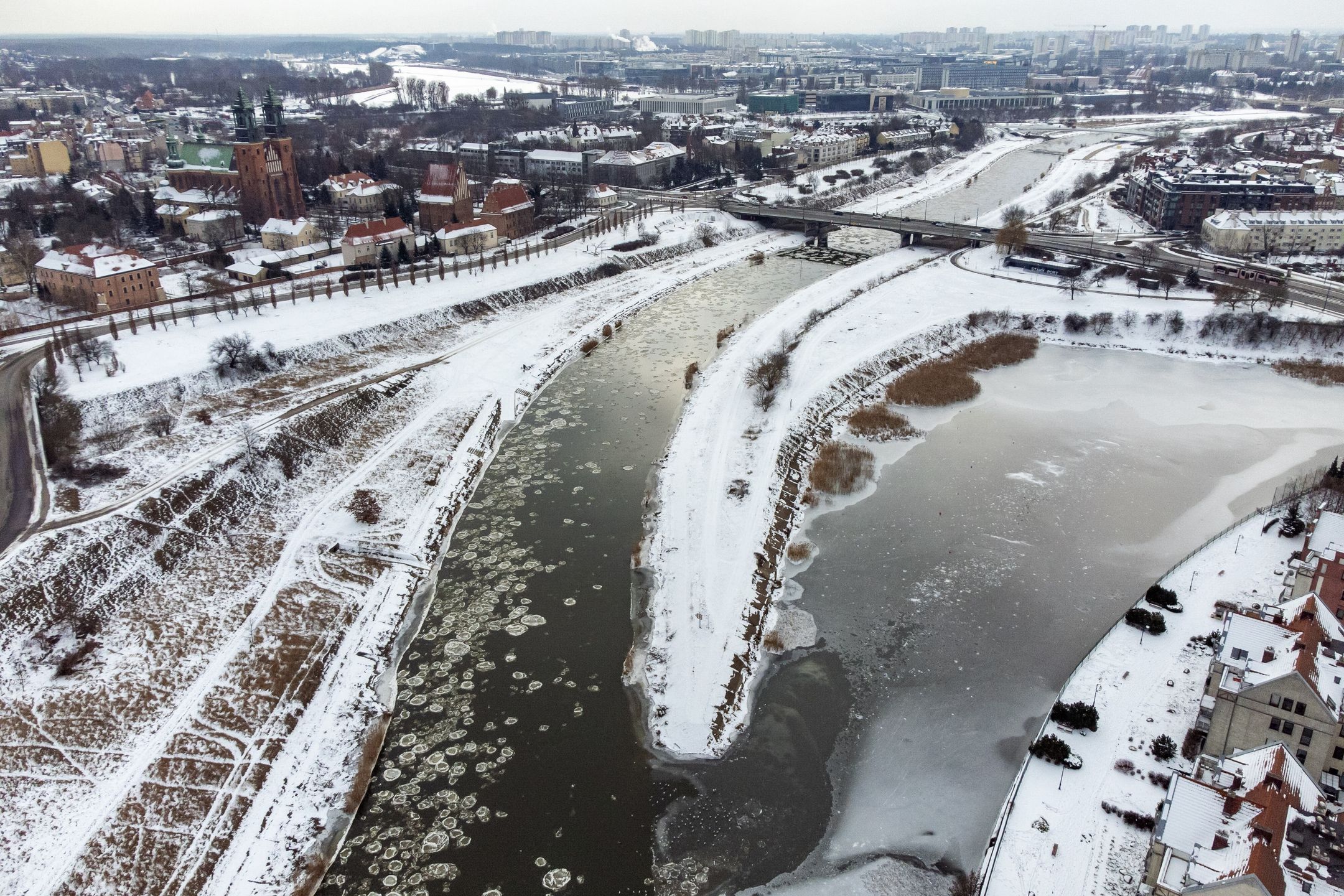 Poznań, 18.02.2025. Śryż zwany inaczej lodem prądowym na rzece Warcie w Poznaniu, 18 bm. (ad) PAP/Jakub Kaczmarczyk