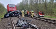 Pasażerowie nie mieli szans. Auto wjechało pod pociąg w Niemczech