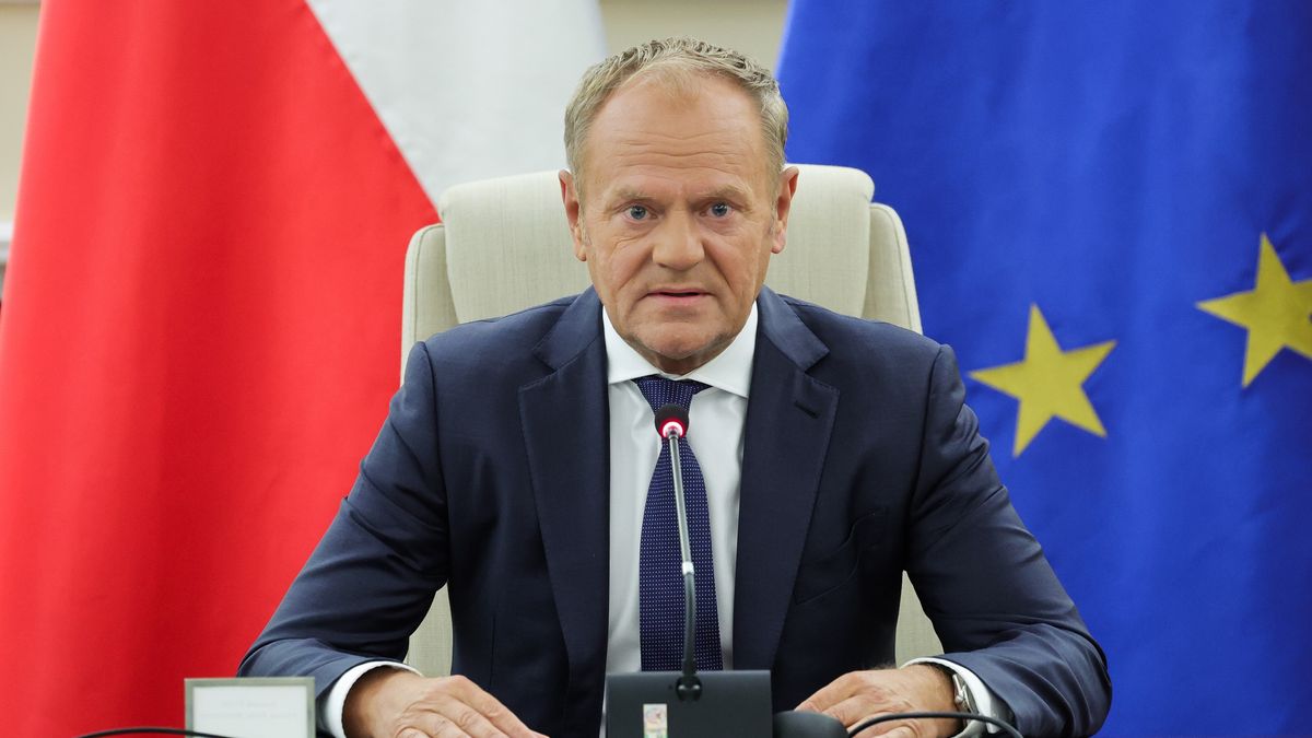 Premier Donald Tusk na nadzwyczajnym posiedzeniu rządu w KPRM w Warszawie