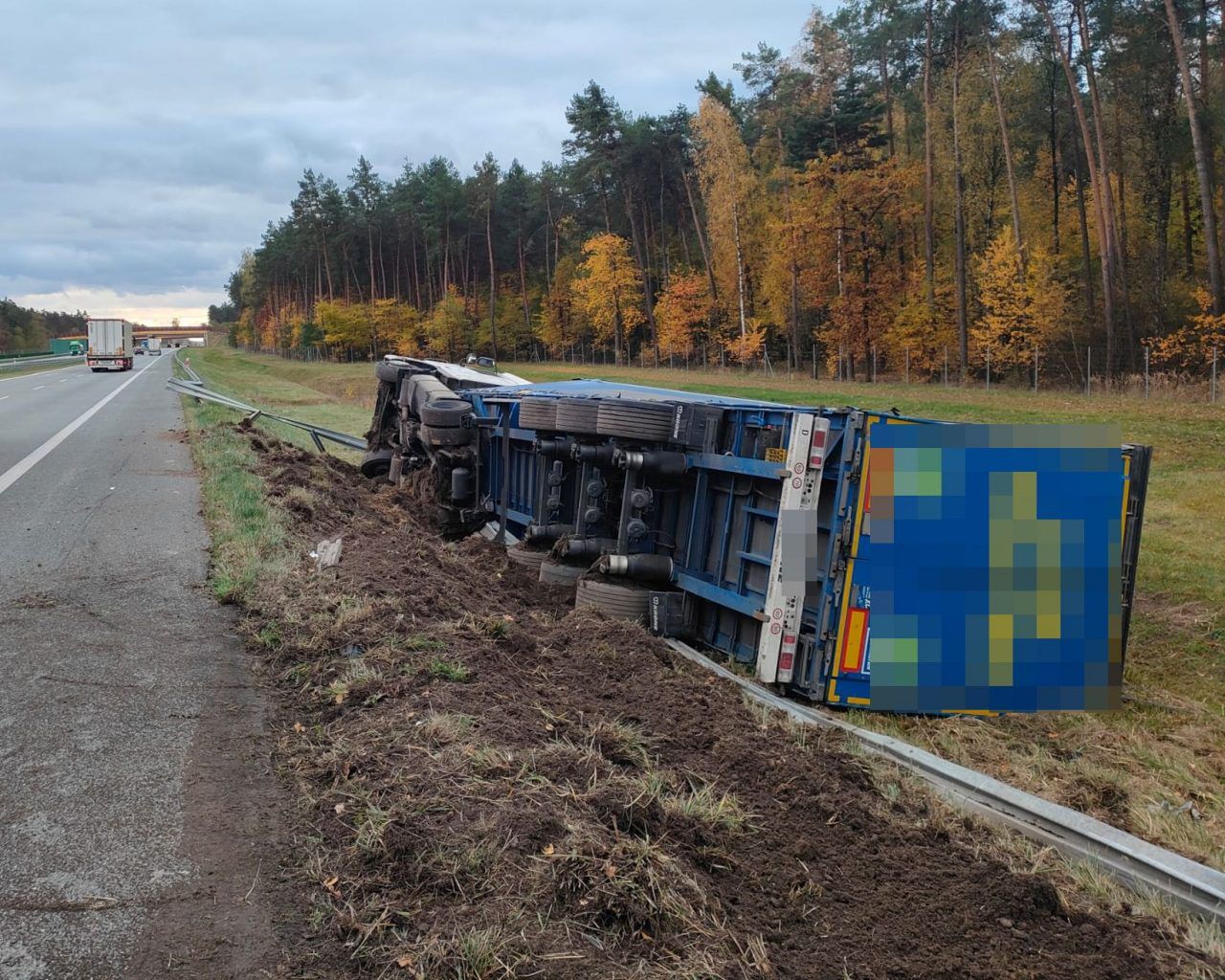 Wilczanka: Ciężarówka przewróciła się na S17. Kierowca zasnął