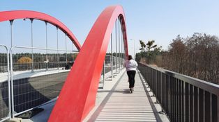 Ślesin: Nowy most otwarty dla pieszych. Kierowcy jeszcze poczekają