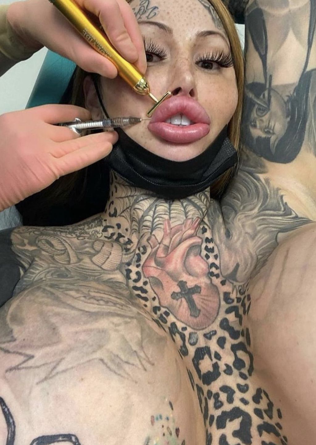 Uzależniona od operacji influencerka Maria Magdalena chwali się metamorfozą i dumnie ogłasza, że ma "najgrubszą pochwę na świecie"