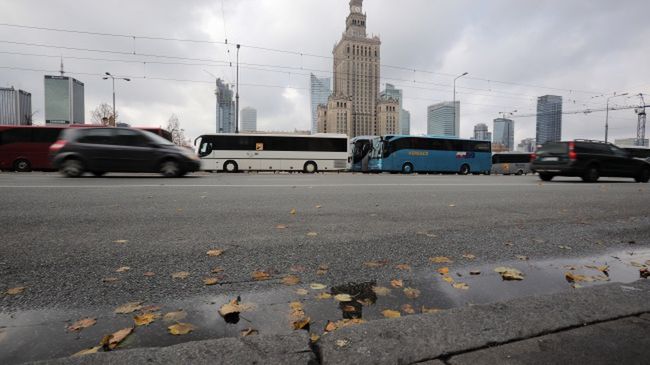 Warszawa. Autokary spowalniały ruch w mieście 
