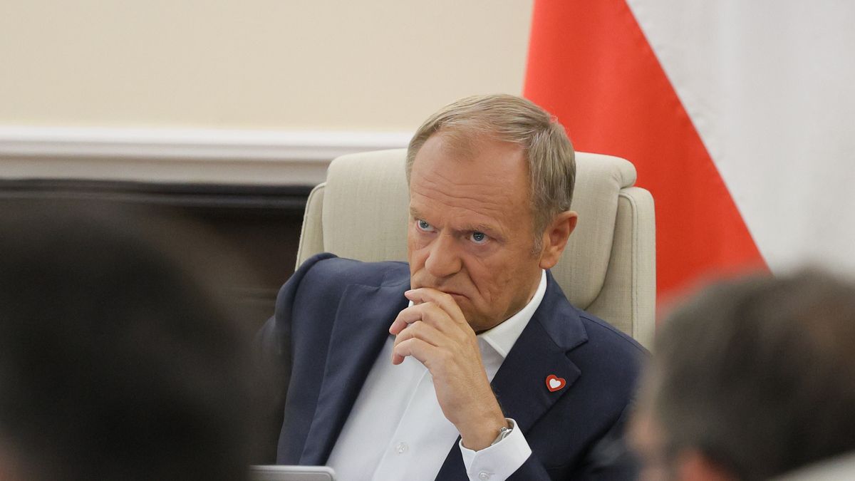 Warszawa, 24.09.2024. Premier Donald Tusk podczas posiedzenia rządu w siedzibie Kancelarii Prezesa Rady Ministrów w Warszawie, 24 bm. Rada Ministrów zajmie się raportem o sytuacji powodziowej, projektem noweli o szczególnych rozwiązaniach związanych z usuwaniem skutków powodzi oraz przygotowanym w MON projektem, którego celem jest m.in. uatrakcyjnienie terytorialnej służby wojskowej i zwiększenie liczebności Sił Zbrojnych. (amb) PAP/Paweł Supernak