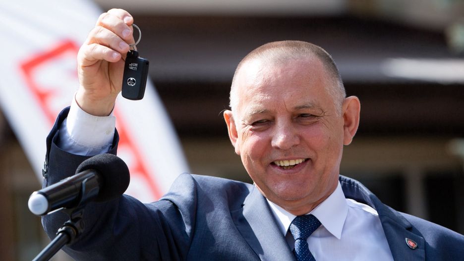 Prezes NIK Marian Banaś kupił kolejne służbowe auta dla NIK