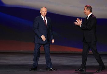 Przyjrzeli się prawej ręce Putina. Badacze mówią, co zauważyli