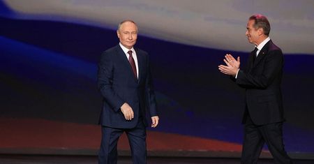 Przyjrzeli się prawej ręce Putina. Badacze mówią, co zauważyli