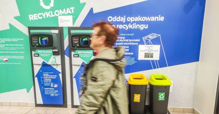 Zamieszanie w sklepach. Wystawiają kartony zamiast automatów