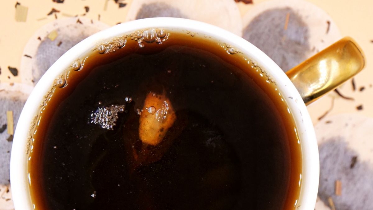 Czarna herbata wydaje się uniwersalna, sposób i pora jej picia ma realny wpływ na organizm.