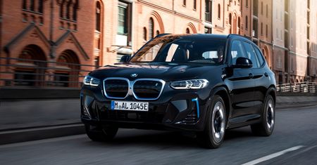 BMW iX3 zyskało świeższy wygląd i nowe wnętrze. Zasięg pozostał bez zmian