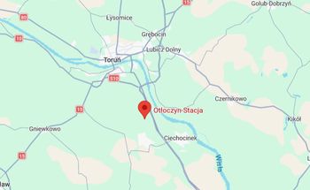 Ciężko ranny mężczyzna leżał przy torach. Spędził tam całą noc