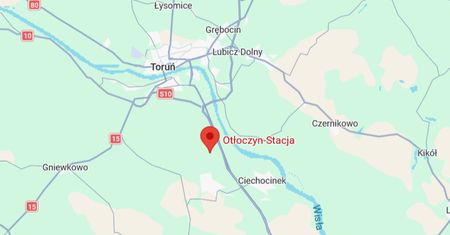 Ciężko ranny mężczyzna leżał przy torach. Spędził tam całą noc