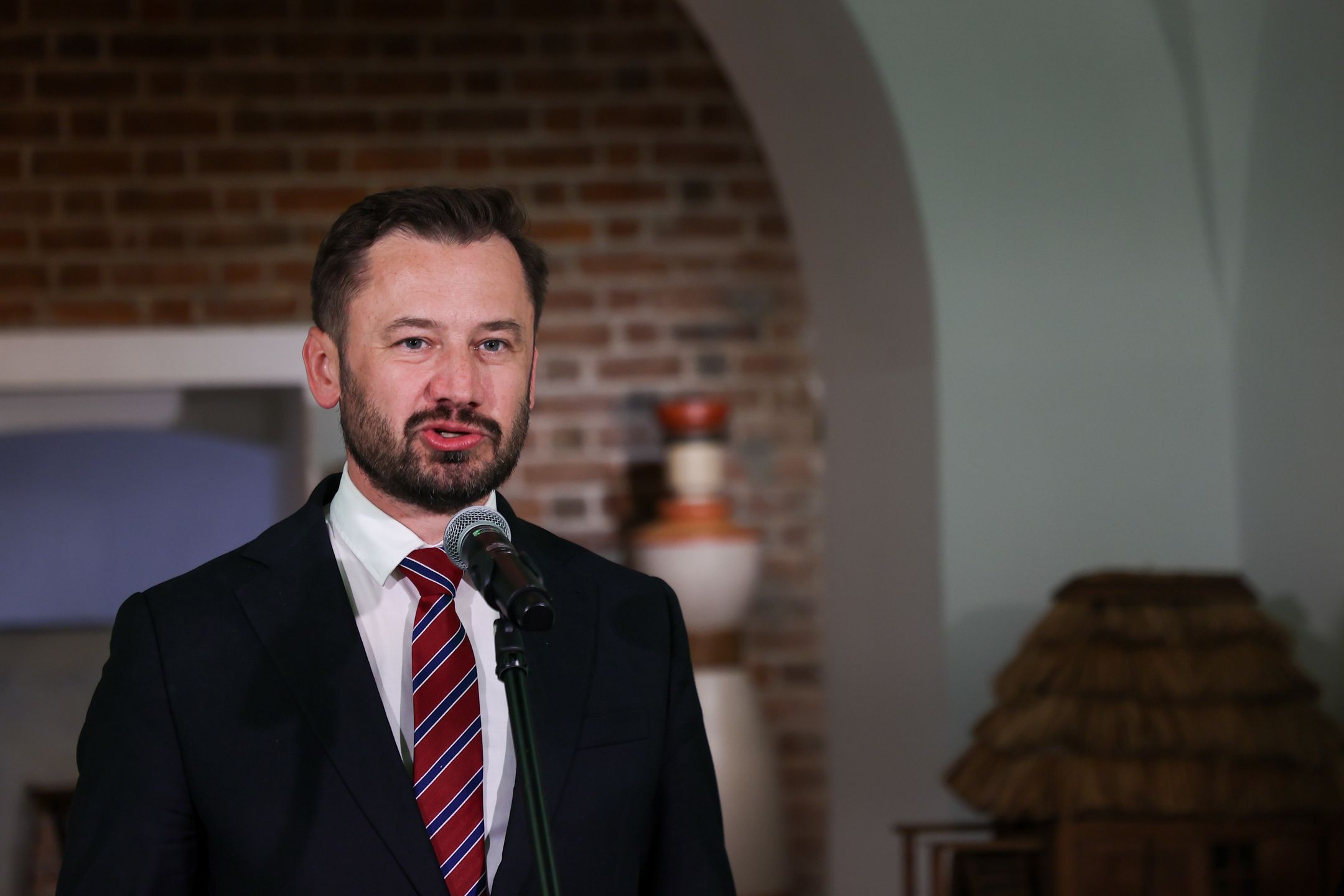 Kraków, 17.05.2024. Prezydent Krakowa Aleksander Miszalski podczas inauguracji Krakowskiej Nocy Muzeów w MuzeumEtnograficznym w Krakowie, 17 bm. Krakowska Noc Muzeów poprzedza zaplanowaną na 18 maja ogólnopolską Noc Muzeów. (jm) PAP/Art Service