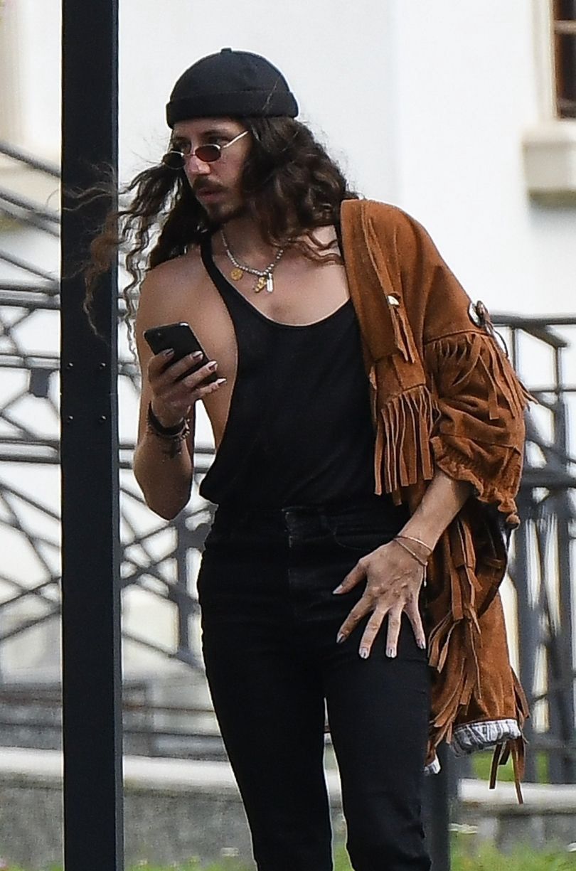 Michał Szpak w letniej stylizacji przechadza się ulicami Warszawy