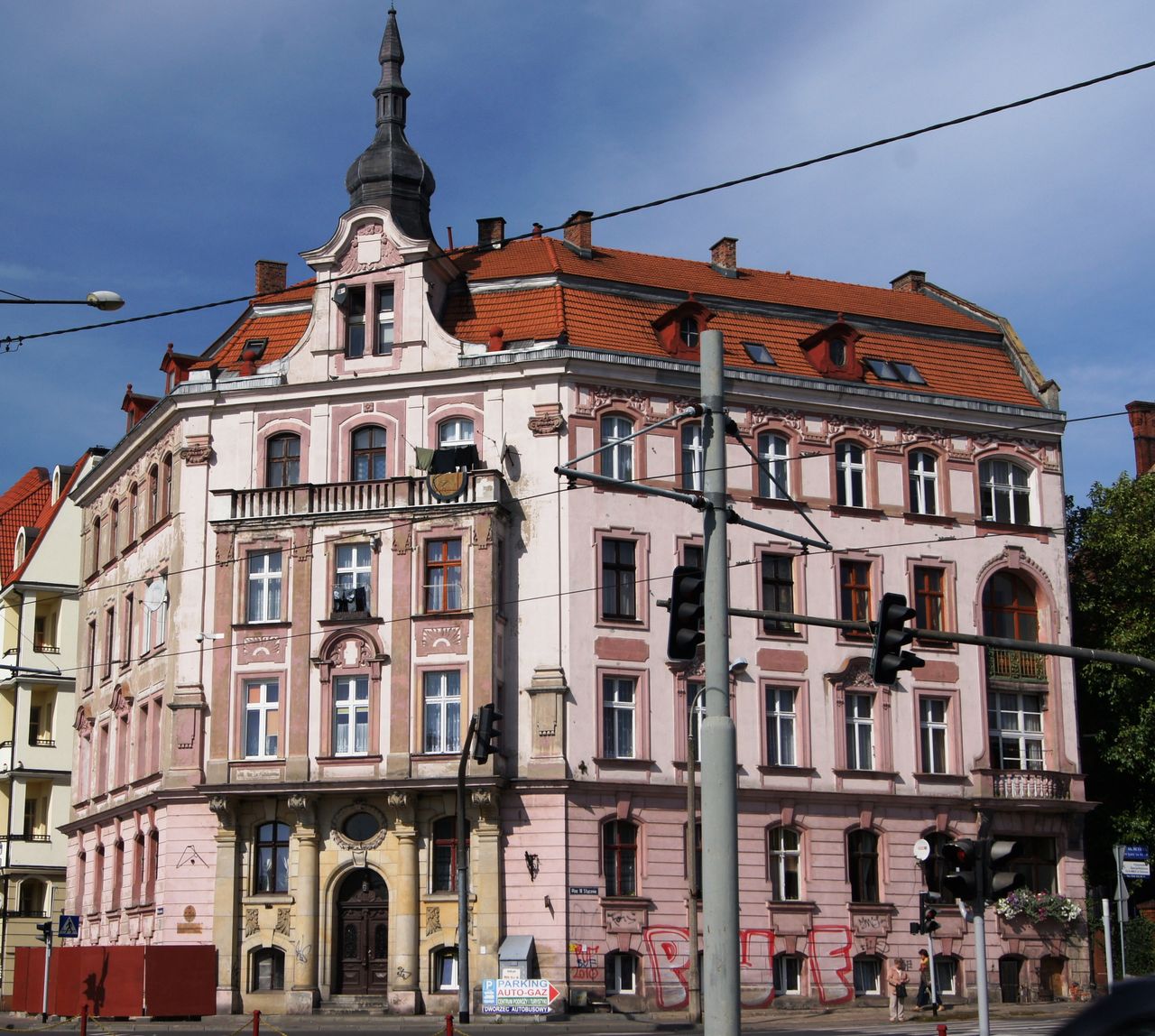 Toruń: "Z tego okna strzelał snajper" - wskazują ludzie na kamienicę przy Warszawskiej. Jakie tajemnice kryje dawny konsulat rosyjski?