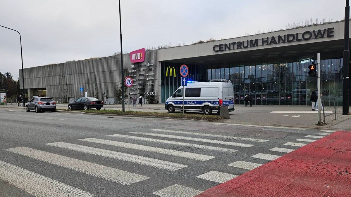 Kolizja z udziałem BMW i mitsubishi na rondzie Dmowskiego