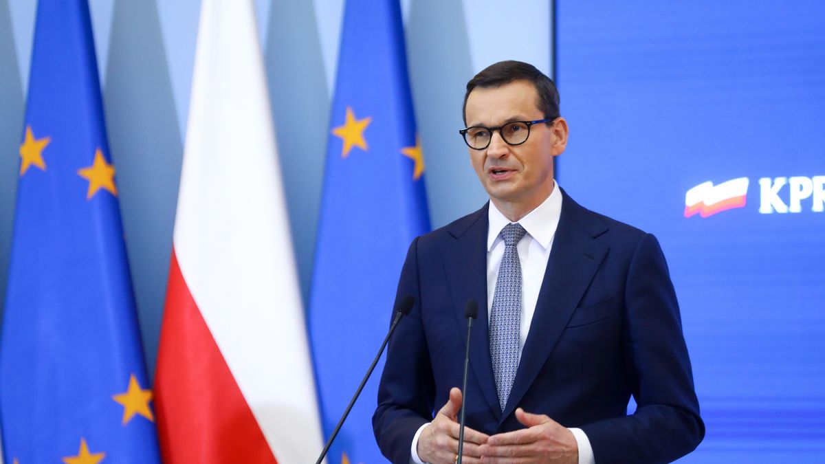 Warszawa, 15.09.2022. Premier Mateusz Morawiecki na konferencji prasowej w KPRM w Warszawie, 15 bm. Konferencja dotyczyła Tarczy Solidarnościowej mającej chronić Polaków przed gwałtownymi, 3-4 krotnymi wzrostami cen energii. (aldg) PAP/Rafał Guz
