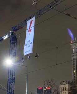 Protesty w Warszawie. Akcja Greenpeace. Baner na dźwigu