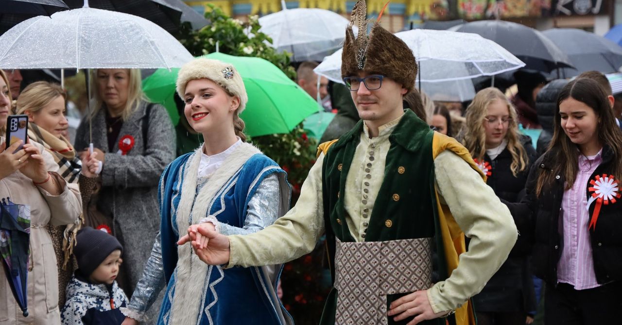 Grodzisk Wielkopolski: Święto Niepodległości. Mieszkańcy wspólnie odśpiewali hymn i zatańczyli poloneza