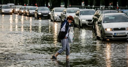 Błyskawiczne powodzie miejskie kosztują nas miliardy. "Do garażu wali woda z całego osiedla"