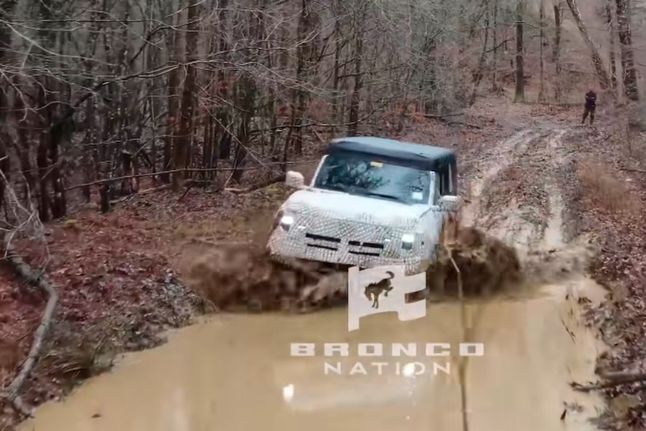 Na razie jedyne oficjalne wideo z nowym Bronco nagrano podczas testów terenowych.