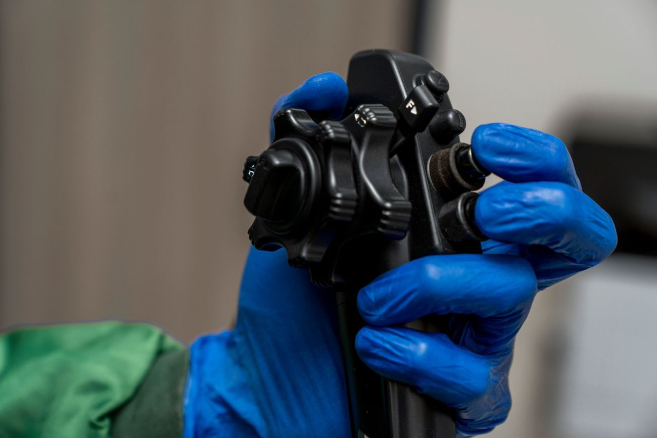 Kolonoskopia polega na wprowadzeniu przez odbyt cienkiego endoskopu