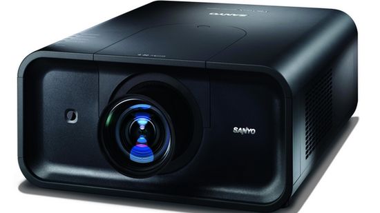 Sanyo PLC-HP7000L – projektor drogi, ale jasny 1