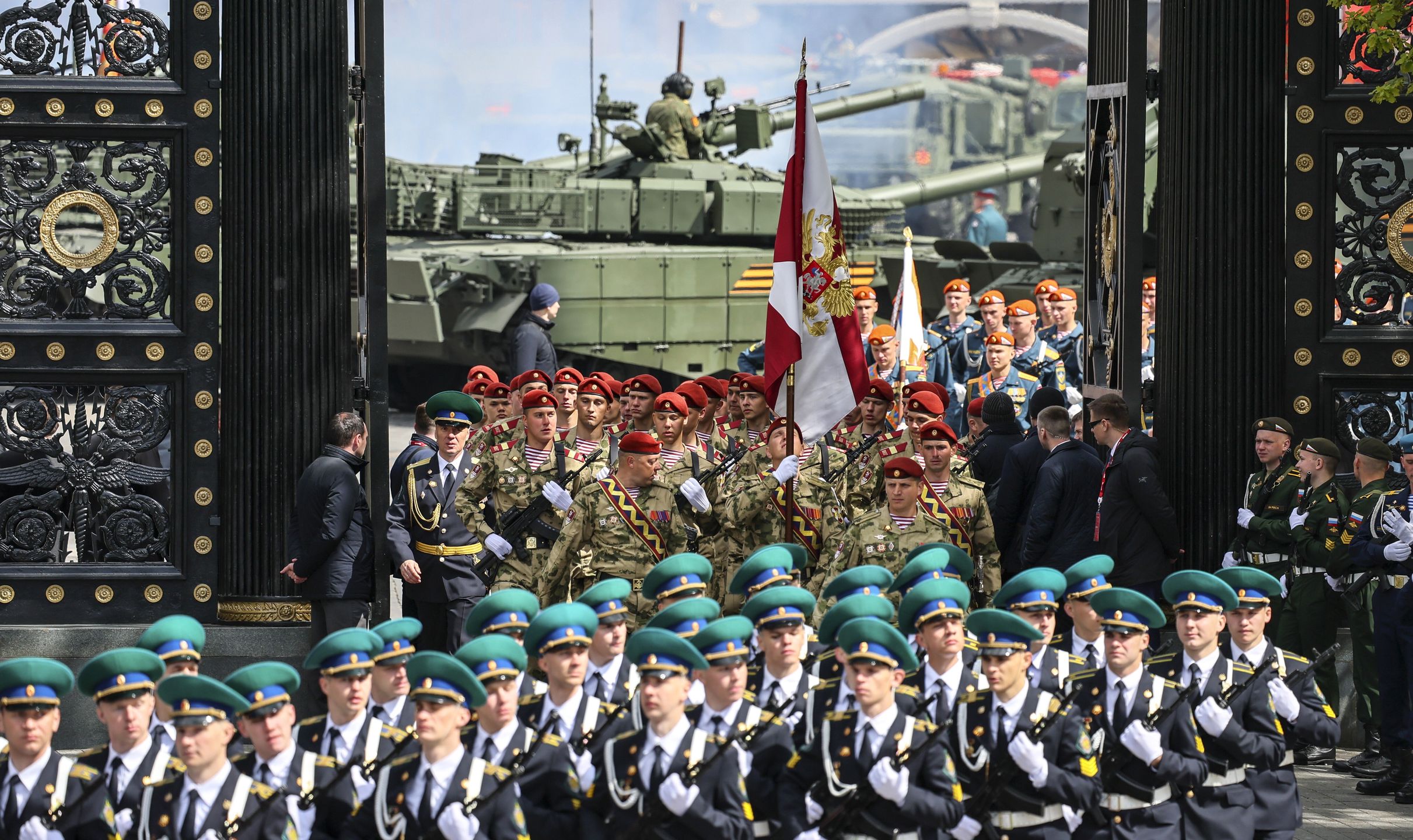 Russian servicemen attend a wreath laying ceremony at the Tomb of the Unknown Soldier in Alexander Garden on Victory Day, which marks the 80th anniversary of Victory in the Great Patriotic War, in Moscow, Russia, 09 May 2025. EPA/YURI KOCHETKOV Dostawca: PAP/EPA.