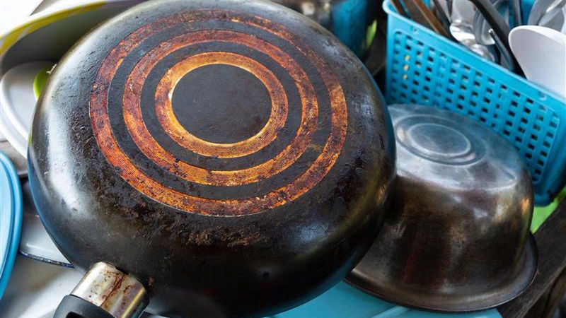 Jak usunąć spaleniznę z patelni?