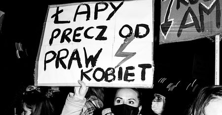 Strajk kobiet. Duża błyskawica pod biurem PiS. Bez starć z policją