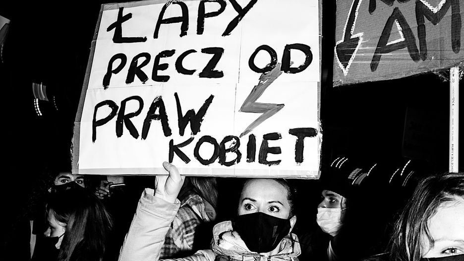 Strajk kobiet. Duża błyskawica pod biurem PiS. Bez starć z policją