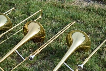 Ogromy wybór instrumentów na giełdzie w Miedzianej Górze. Elektryczne gitary, trąbki i saksofony