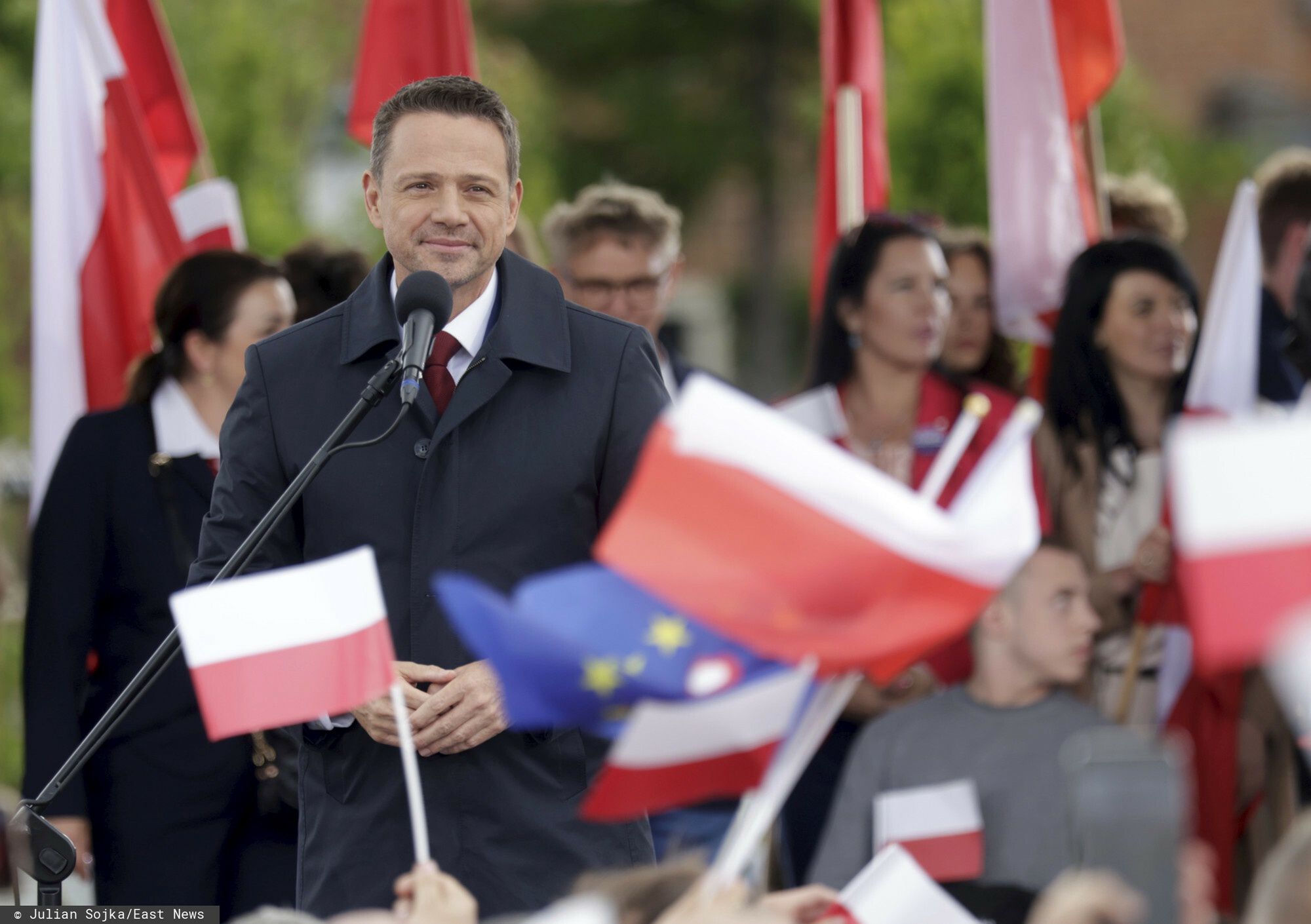 Rafa? Trzaskowski w Pabianicach
Fot. Julian Sojka/East News, Pabianice 29.05.2025. Rafal Trzaskowski (N/z) na wiecu na starym rynku w trakcie kampanii przed druga tura wyborow prezydenckich.
Julian Sojka