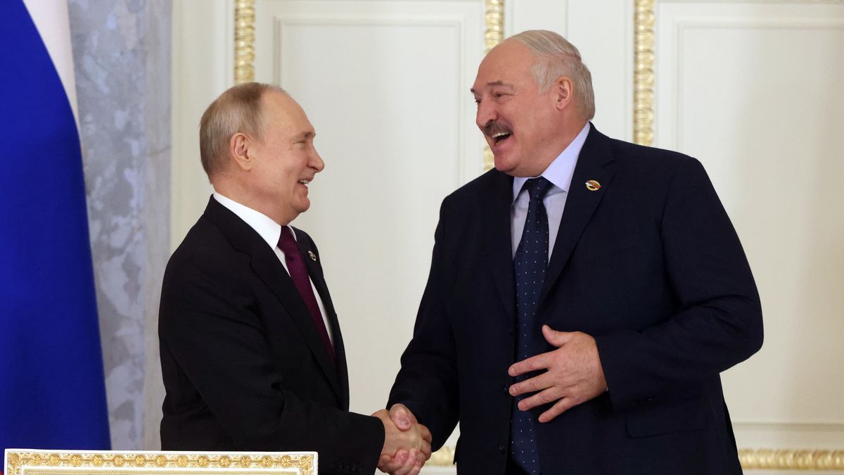 SAINT PETERSBURG, RUSSIA - JANUARY 29: (RUSSIA OUT) Russian President Vladimir Putin (L) and Belarussian President Alexander Lukashenko (L) smile during the plenary session of the Supreme Council of Russia and Belarus, at the Konstantin Palace on January 29, 2024, in Saint Petersburg, Russia. Belarussian President Lulashenko is having a three-days visit to Saint Petersburg. (Photo by Contributor/Getty Images)