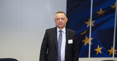 Pracownicy NIK wezwani do Sejmu. Wśród nich Marian Banaś i jego syn