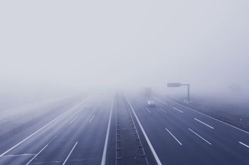 Łódź: Ostrzeżenie IMGW: gęste mgły i obniżona widoczność