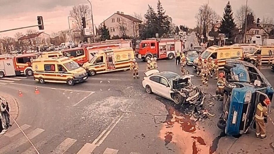 Wypadek autobusu w Markach: 8 rannych, pojazd przewrócił się na bok. Duże utrudnienia w ruchu
