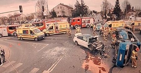 Wypadek autobusu w Markach. 8 osób rannych
