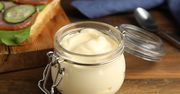 Przeterminowany majonez w lodówce. Kiedy jeszcze można go zjeść, a kiedy wyrzucić?