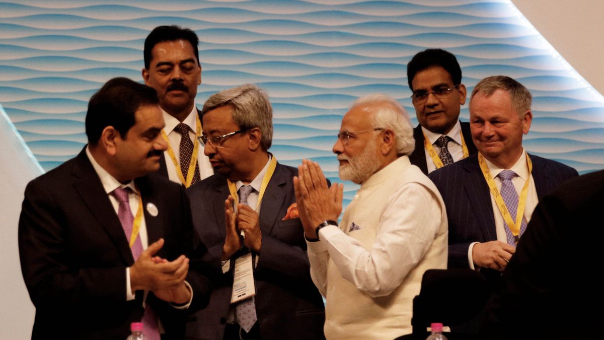 Adani (pierwszy z lewej) to wieloletni przyjaciel premiera Indii Modiego (trzeci z prawej)