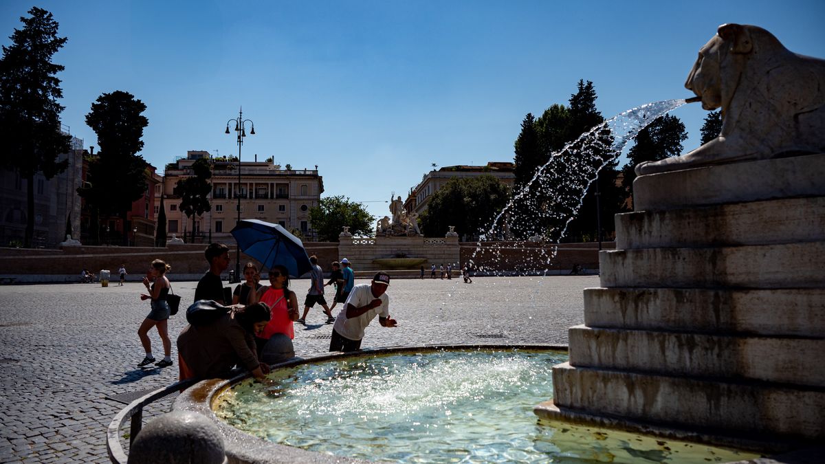 People cool off during an ongoing heat wave with temperatures reaching 40 degrees at Piazza del Popolo in Rome, Italy, on July 6, 2025. (Photo by Massimo Valicchia/NurPhoto via Getty Images)