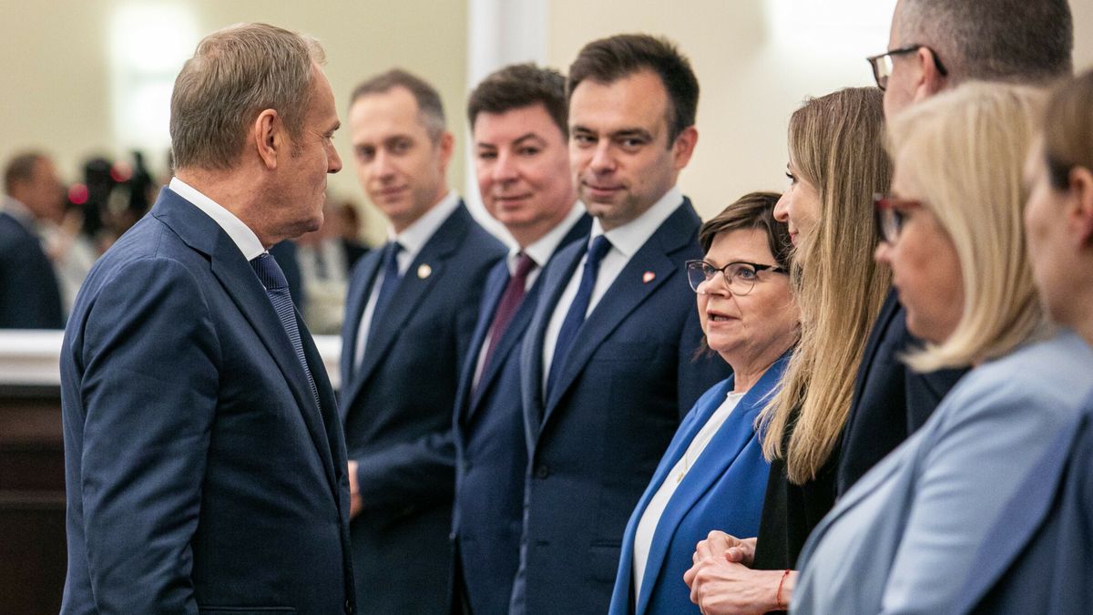 Posiedzenie rz?du
Fot. Dawid Wolski/East News,  Warszawa, 04.06.2024. Posiedzenie rzadu Donalda Tuska. N/z premier Donald Tusk, ministrowie: Cezary Tomczyk, Jan Grabiec, Andrzej Domanski, Izabela Leszczyna, Agnieszka Dziemianowicz-Bak, Adam Bodnar, Paulina Hennig-Kloska.
Dawid Wolski