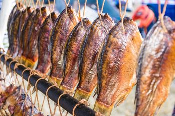 Nieświeża ryba może zaszkodzić. Jak rozpoznać zatrucie?